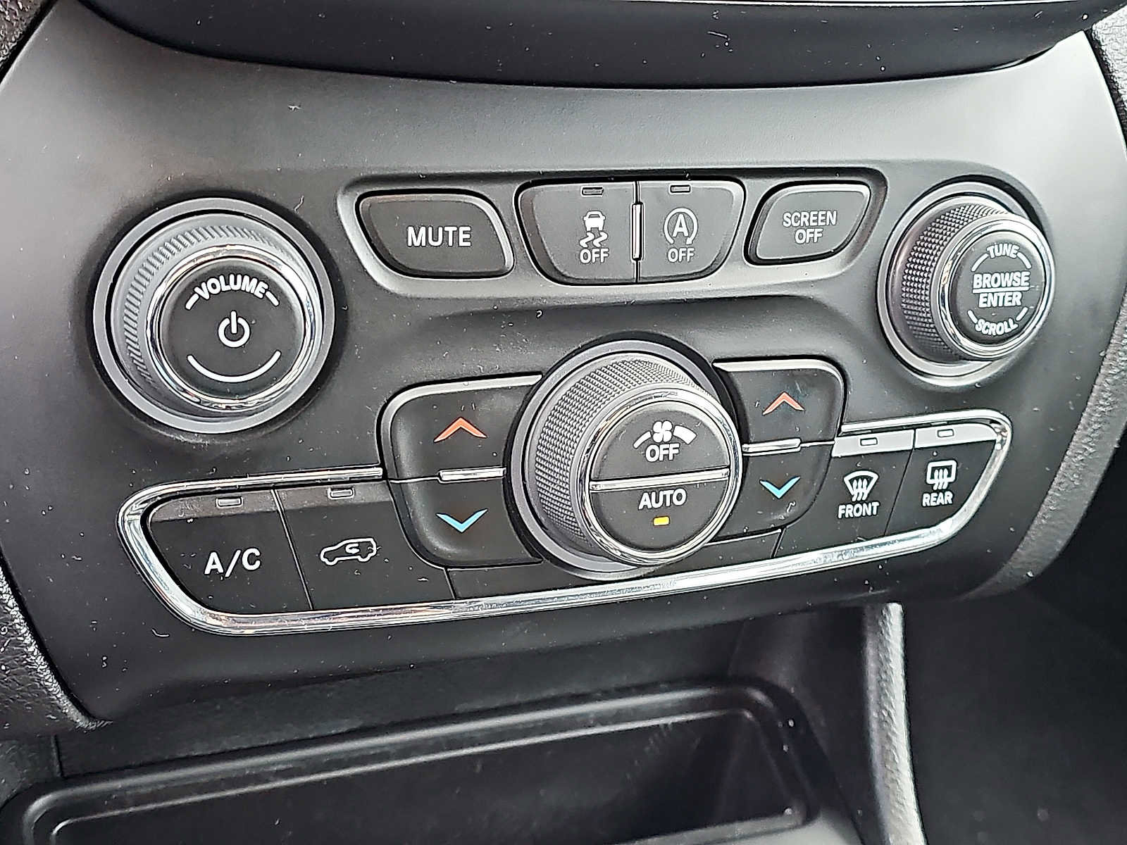 Used 2023 Jeep Cherokee Altitude Lux image 16