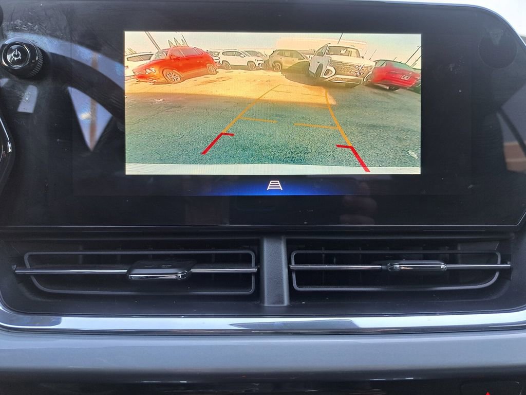 Used 2025 Chevrolet Trax LT image 11