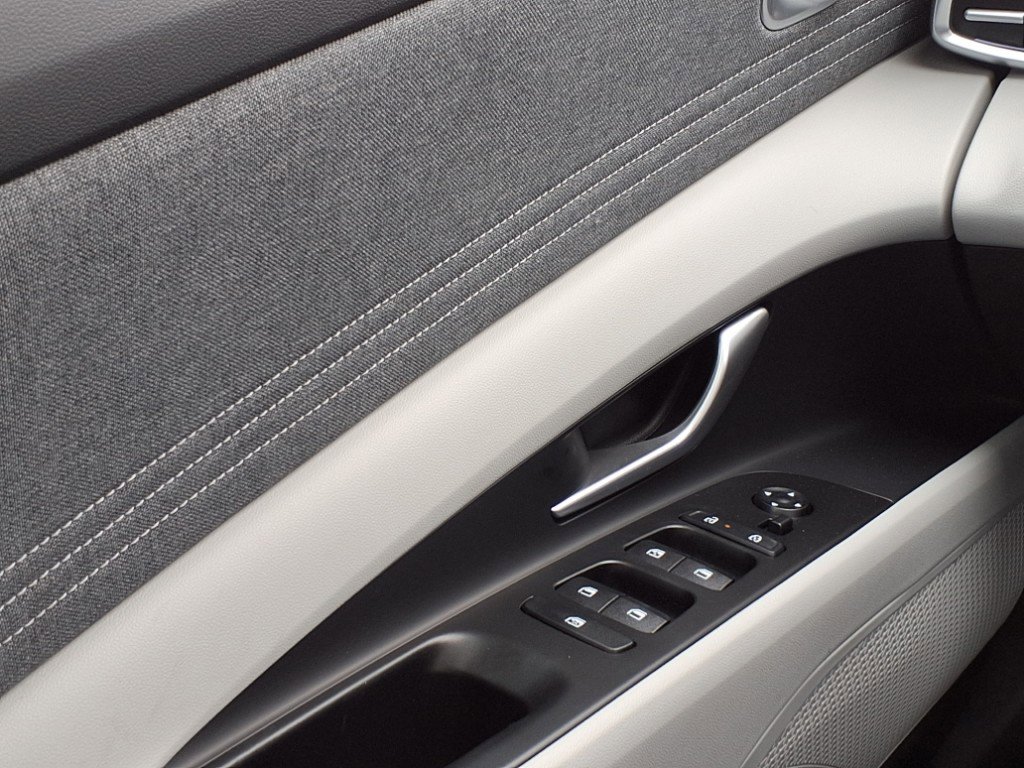 Certified 2025 Hyundai Elantra Limited image 13