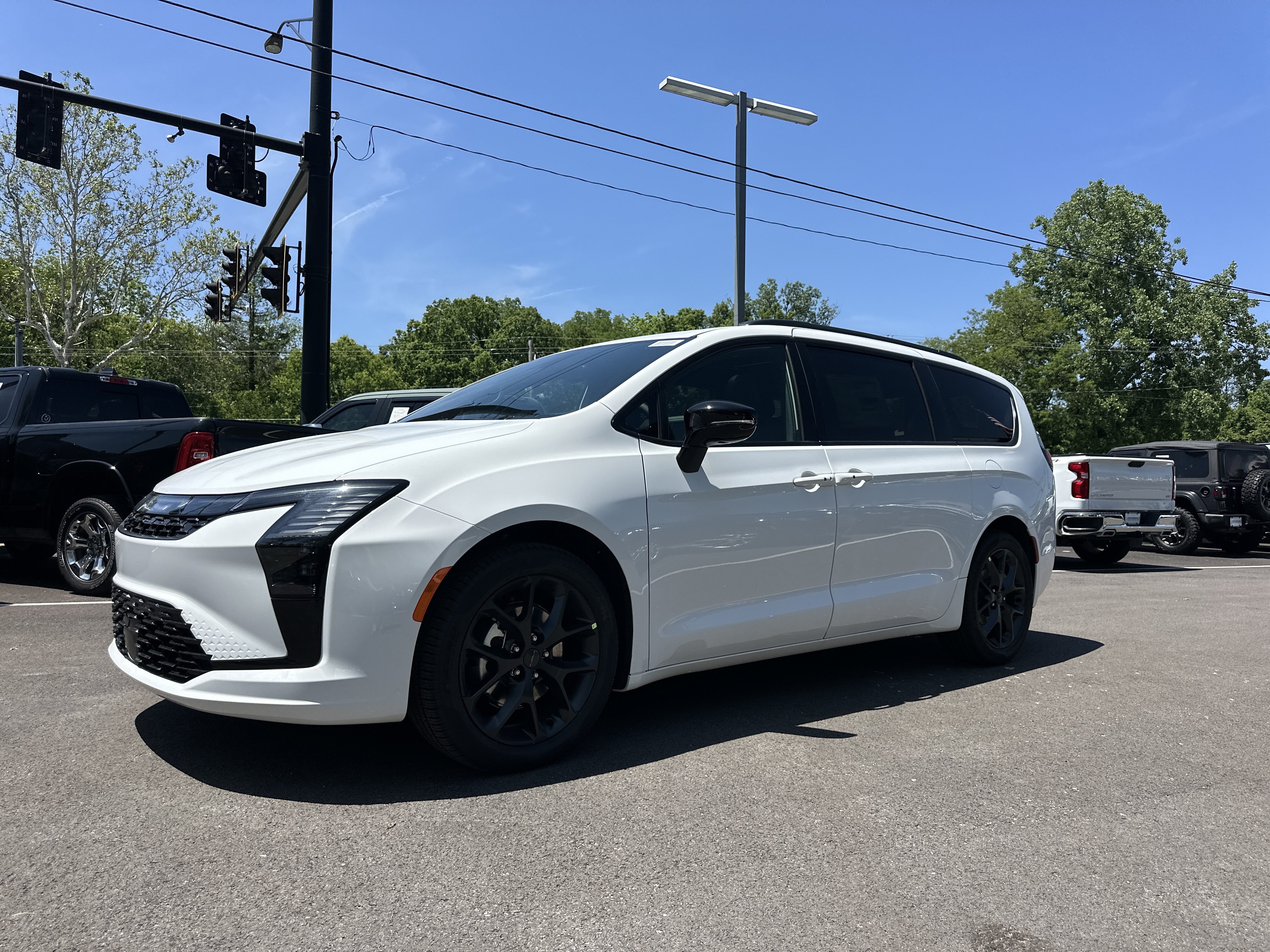 New 2027 Chrysler Pacifica Limited FWD image 19