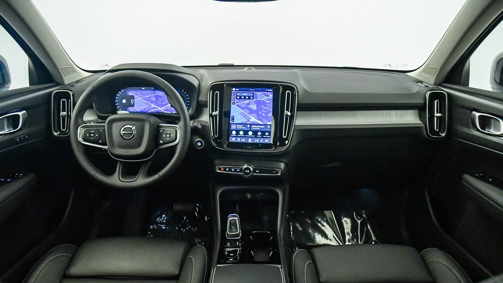 Certified 2026 Volvo XC40 B5 Plus AWD/4WD image 16