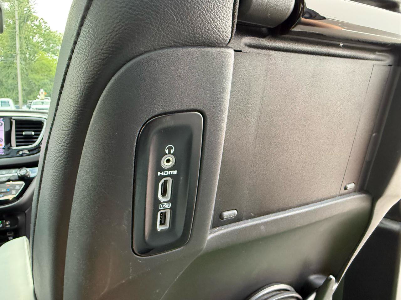 Used 2019 Chrysler Pacifica Touring-L FWD image 16
