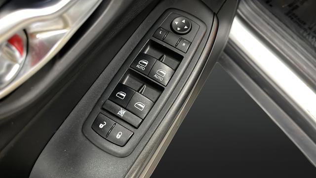 Used 2020 Jeep Cherokee Trailhawk AWD/4WD image 20