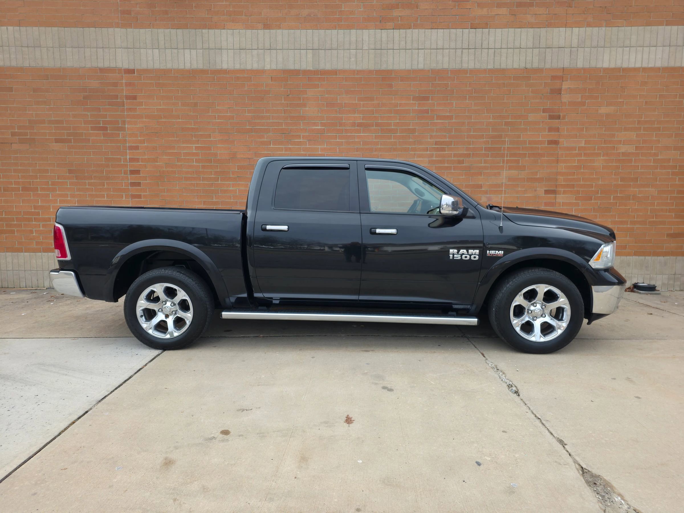 Used 2016 RAM 1500 Laramie w/ Convenience Group AWD/4WD image 4