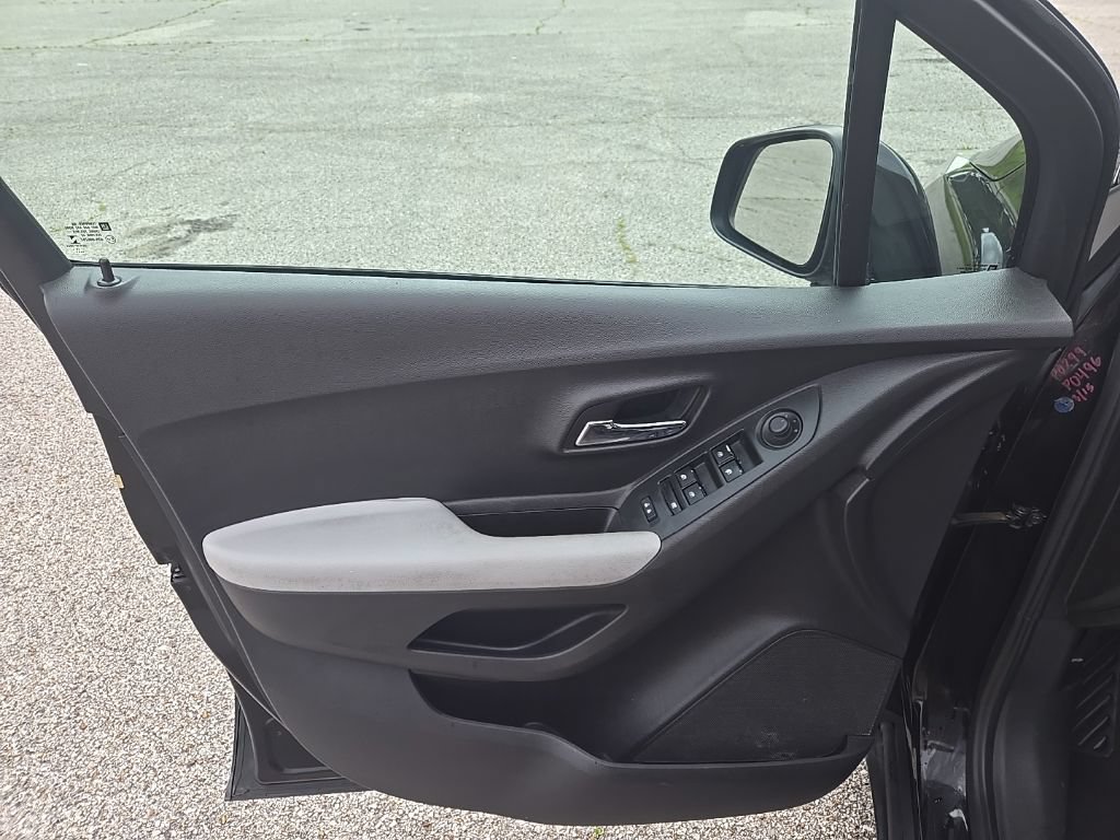 Used 2020 Chevrolet Trax LS FWD image 16