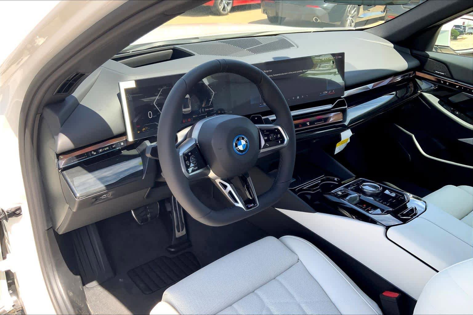 New 2026 BMW 550e xDrive AWD/4WD image 8