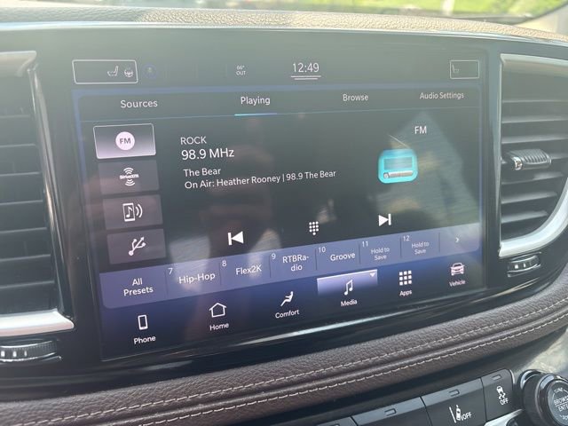 Used 2021 Chrysler Pacifica Touring-L FWD image 19