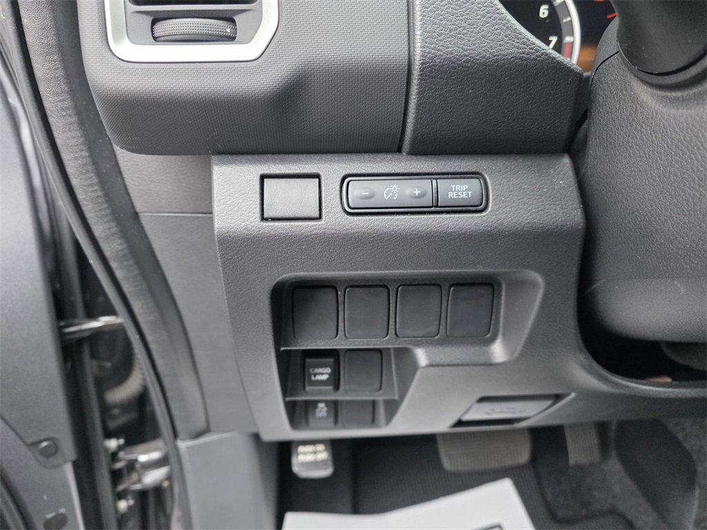 Used 2024 Nissan Frontier SV image 14