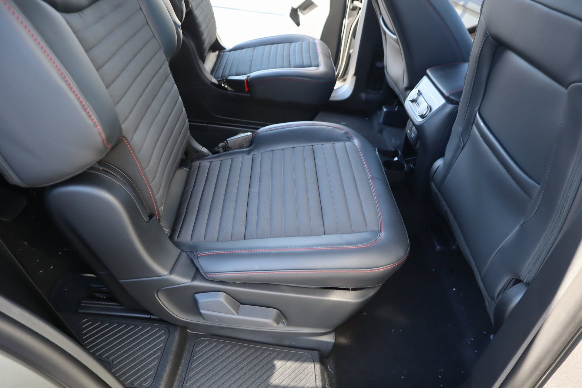 New 2026 Ford Explorer ST-Line w/ ST-Line Street Pack image 16