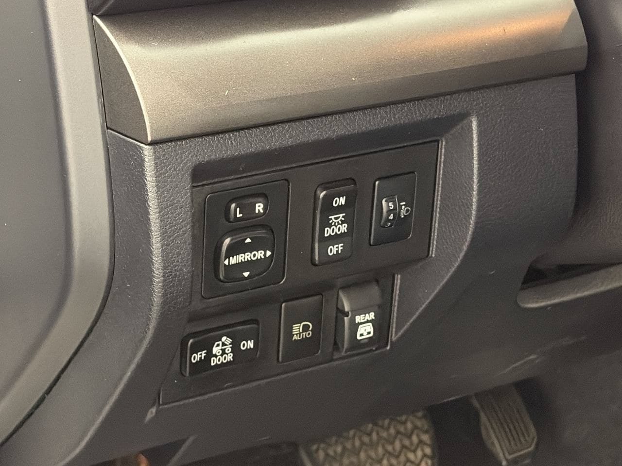 Used 2019 Toyota Tundra SR5 w/ SR5 Convenience Package RWD image 12