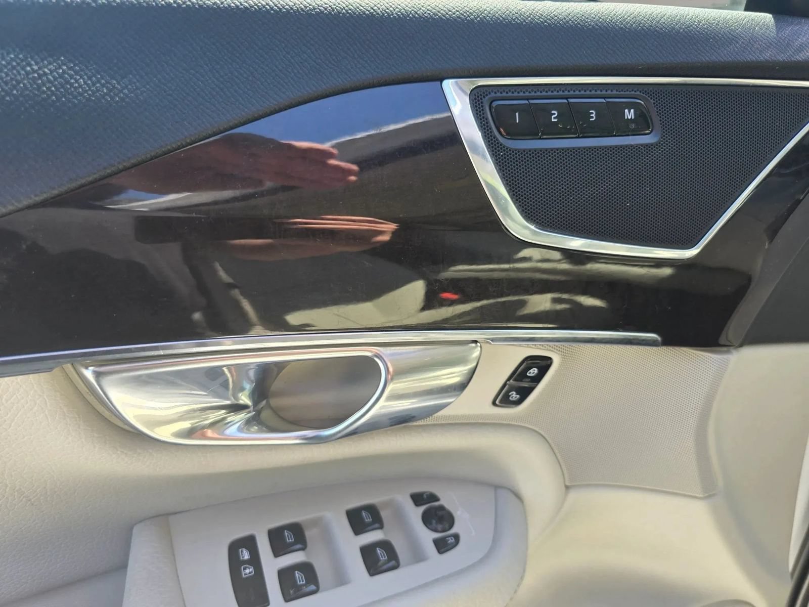 Used 2017 Volvo XC90 T6 Momentum w/ Vision Package AWD/4WD image 15