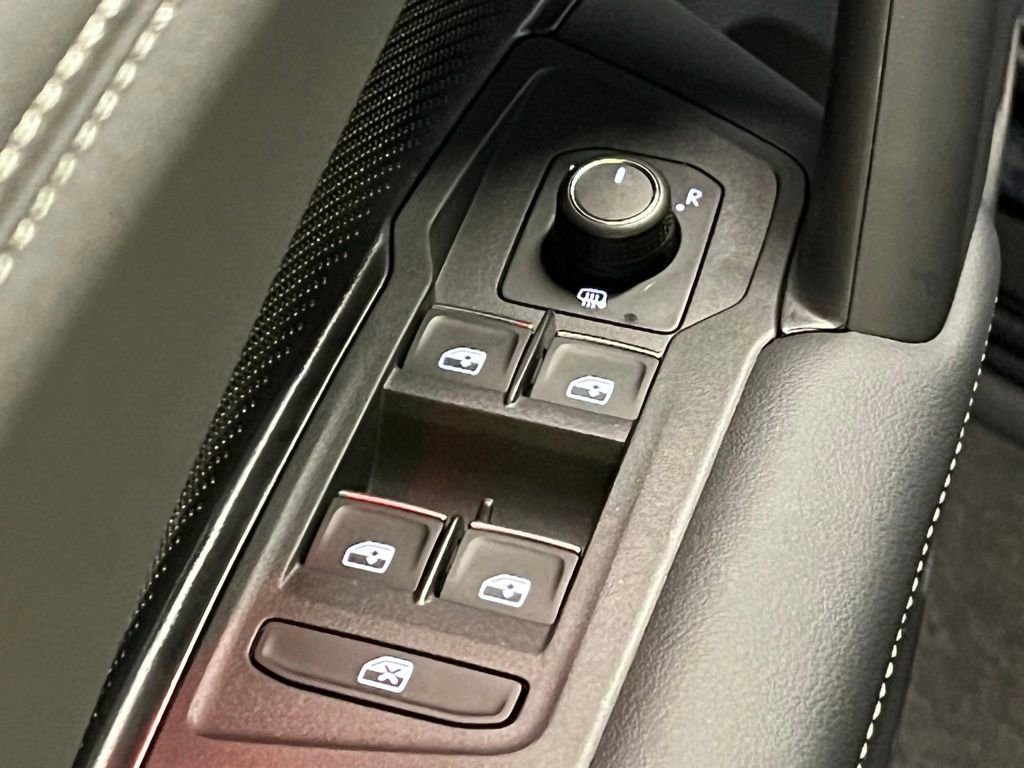 New 2025 Volkswagen Tiguan SE R-Line image 19