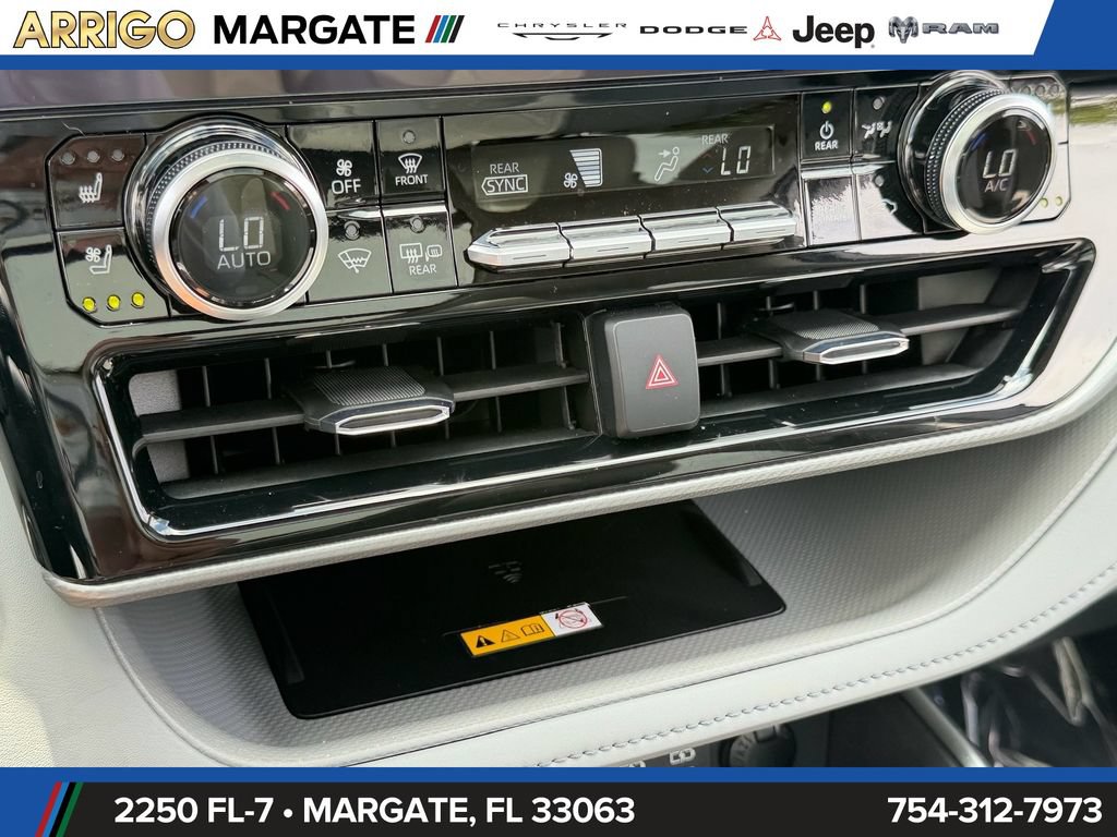 Used 2024 Toyota Highlander Platinum FWD image 28
