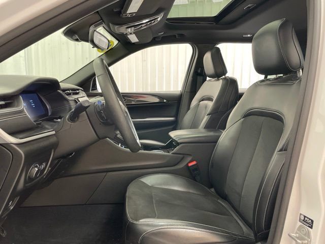 Used 2023 Jeep Grand Cherokee Altitude AWD/4WD image 12