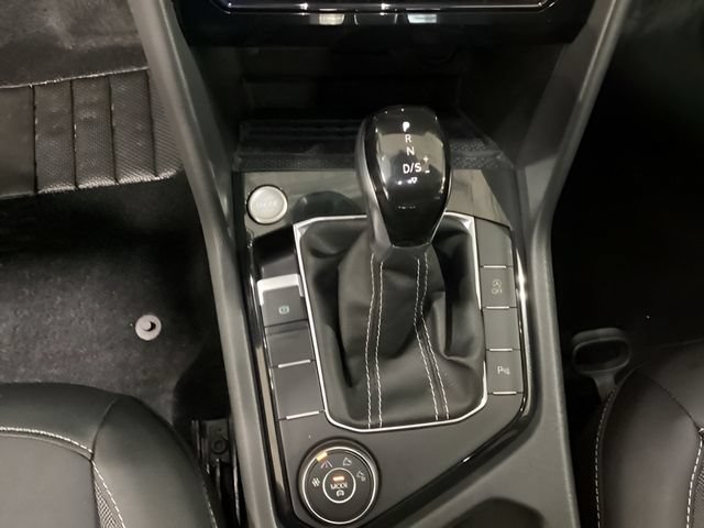 Certified 2025 Volkswagen Taos SE AWD/4WD image 17