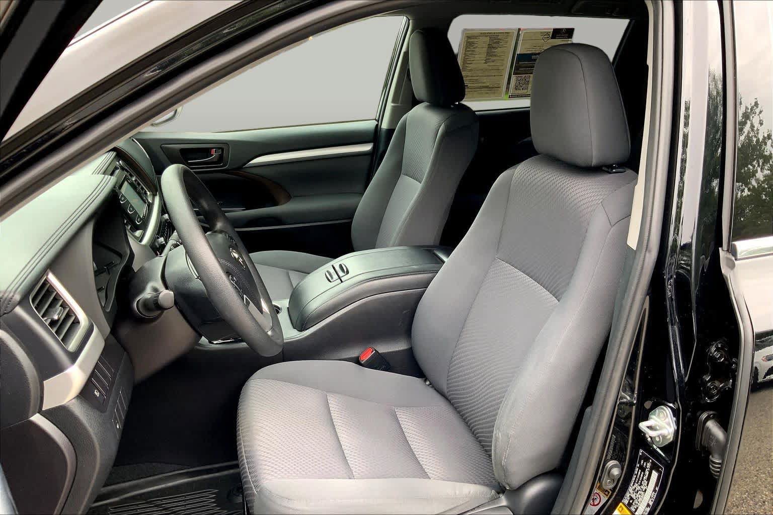 Used 2019 Toyota Highlander LE AWD/4WD image 9