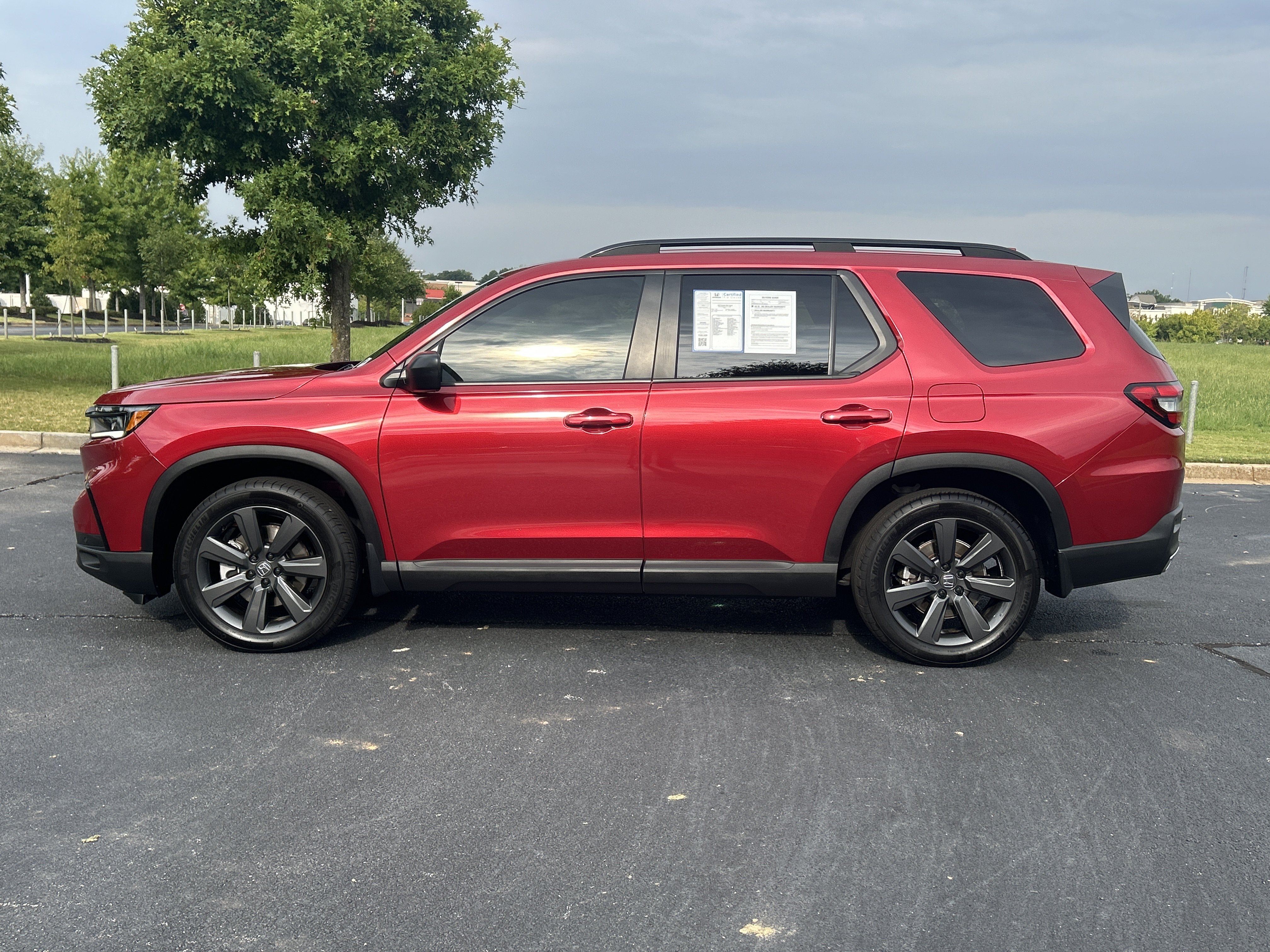Used 2025 Honda Pilot Sport image 6