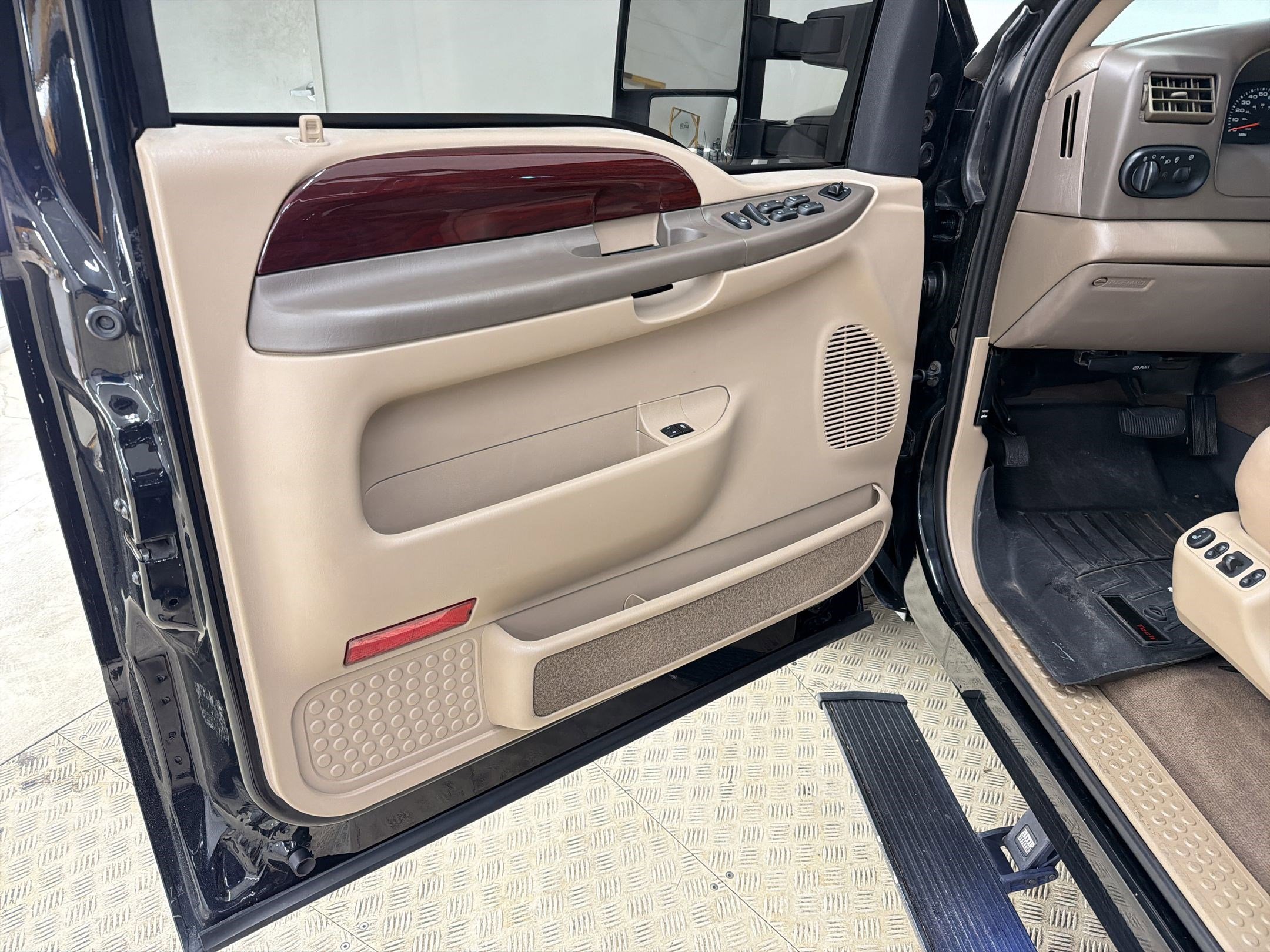 Used 2004 Ford Excursion Limited image 19