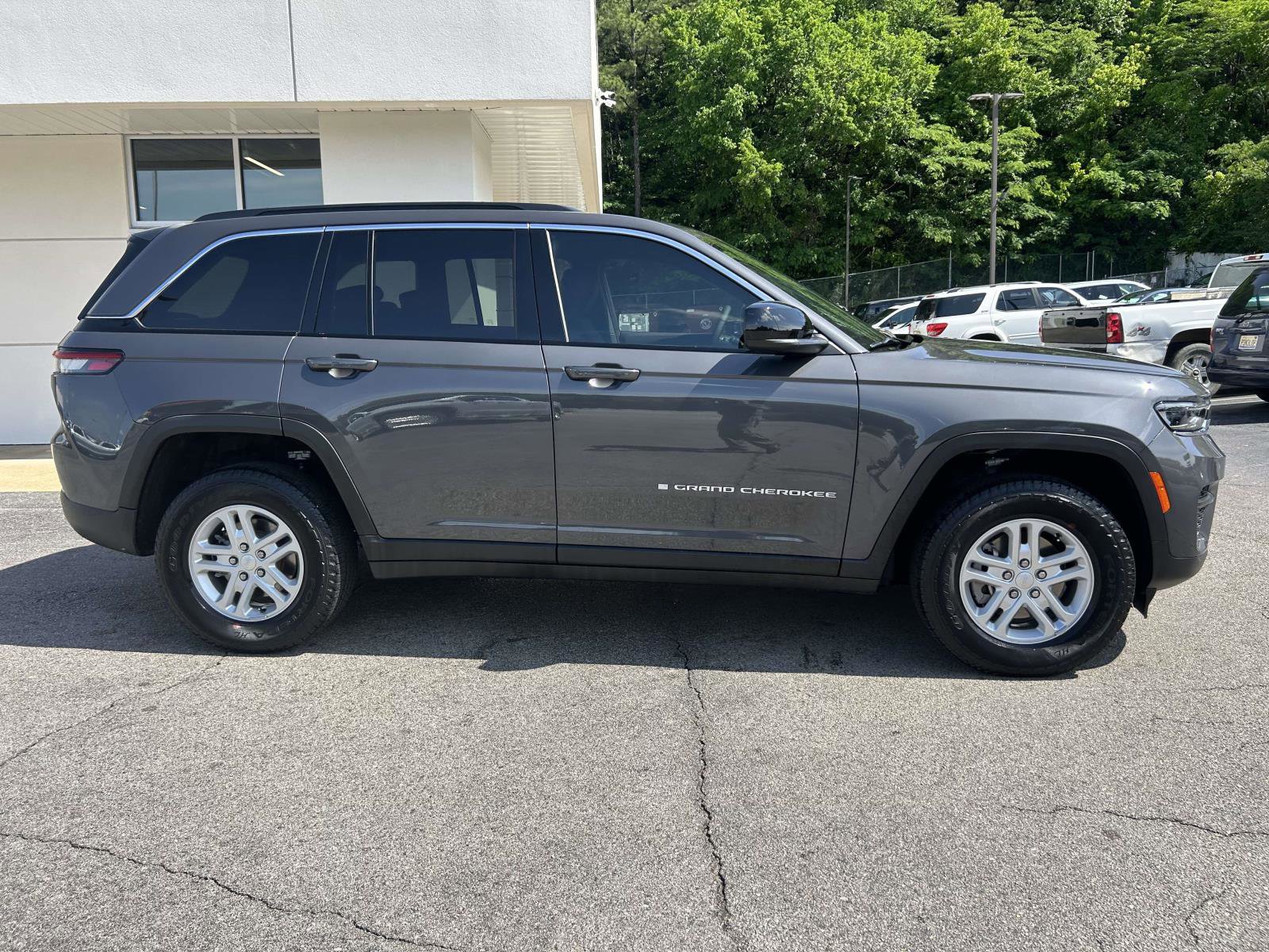 Used 2025 Jeep Grand Cherokee Laredo w/ Luxury Tech Group I AWD/4WD image 2