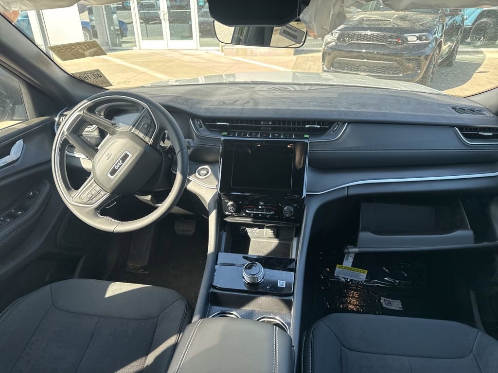 Used 2025 Jeep Grand Cherokee Laredo w/ Luxury Tech Group I image 7