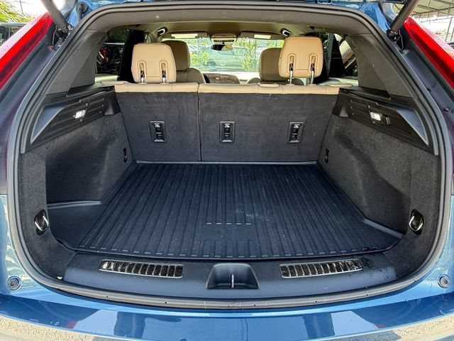 Used 2024 Cadillac XT4 Premium Luxury w/ Cold Weather Package FWD image 10