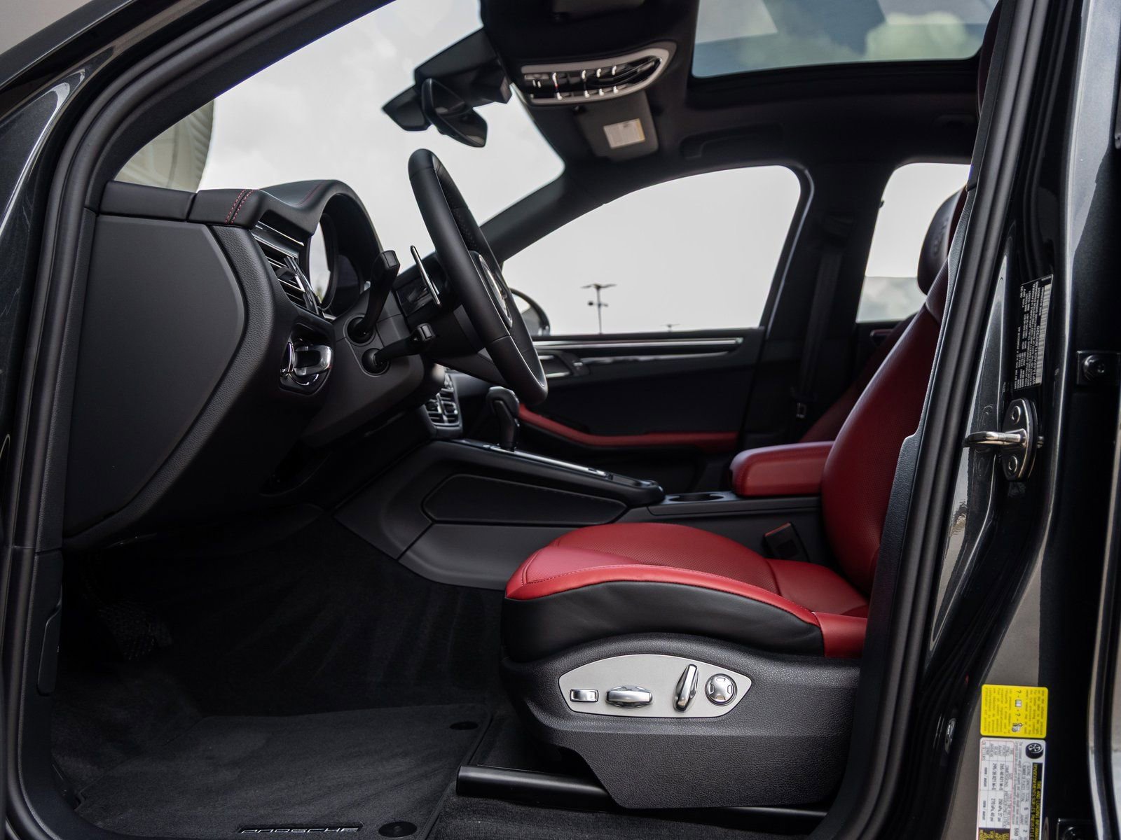 Certified 2026 Porsche Macan AWD/4WD image 24