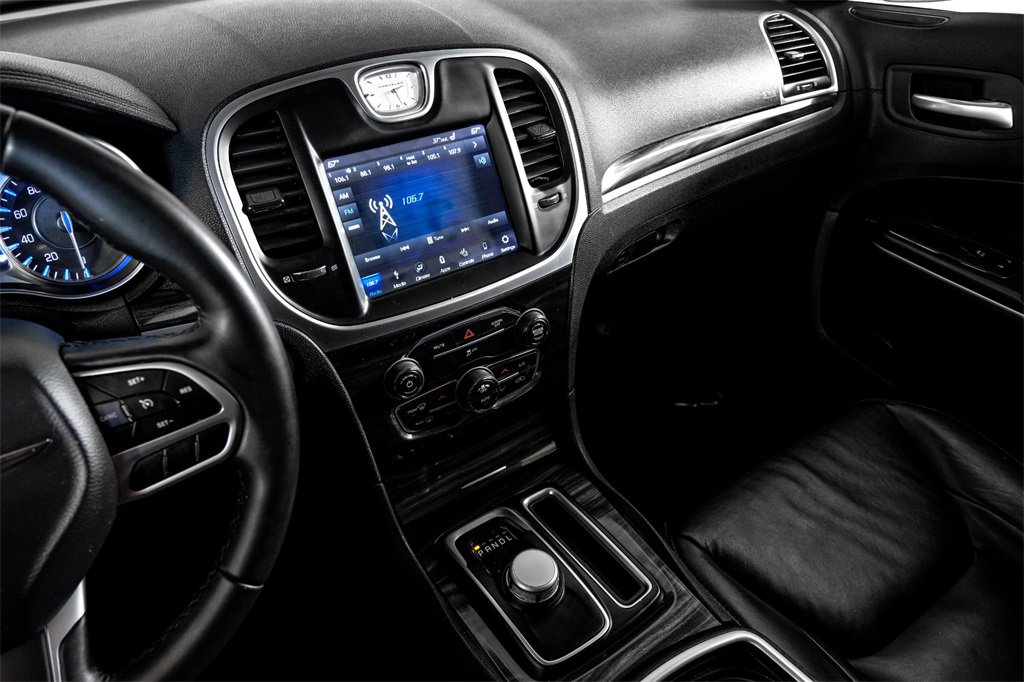 Used 2018 Chrysler 300 Touring L image 21