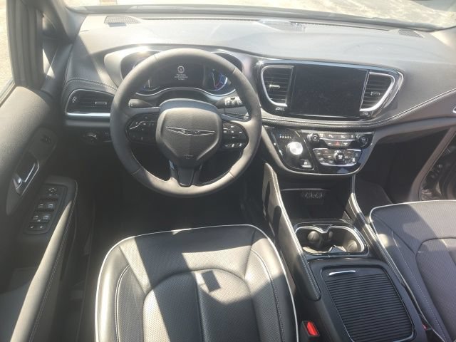 Used 2024 Chrysler Pacifica Premium FWD image 25