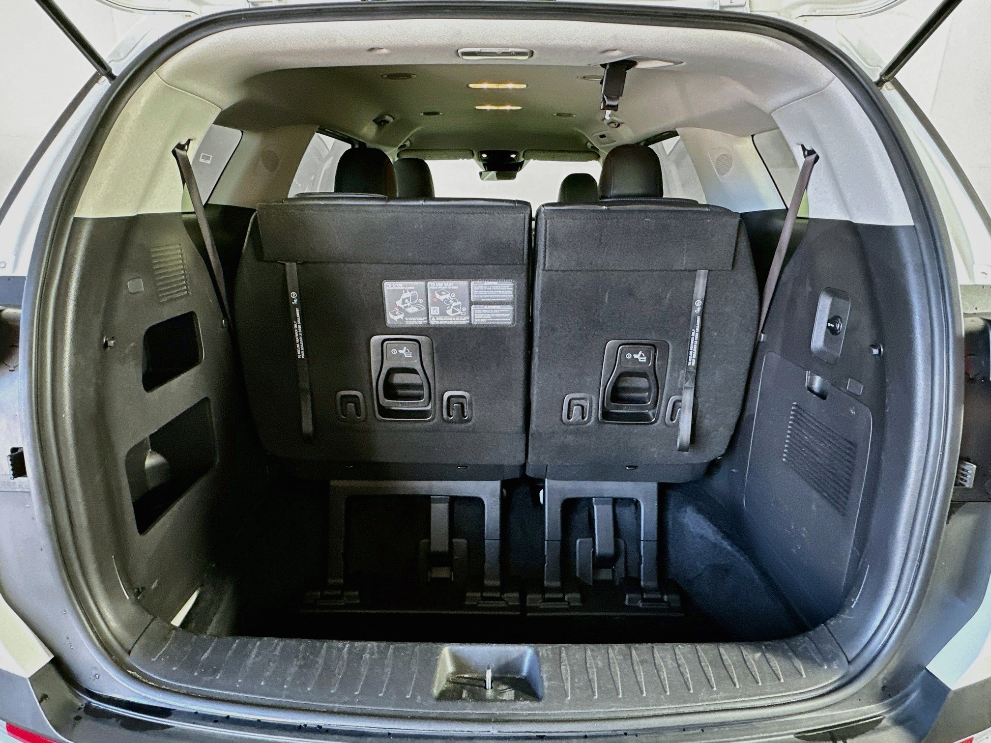 Used 2025 Kia Carnival FWD image 31