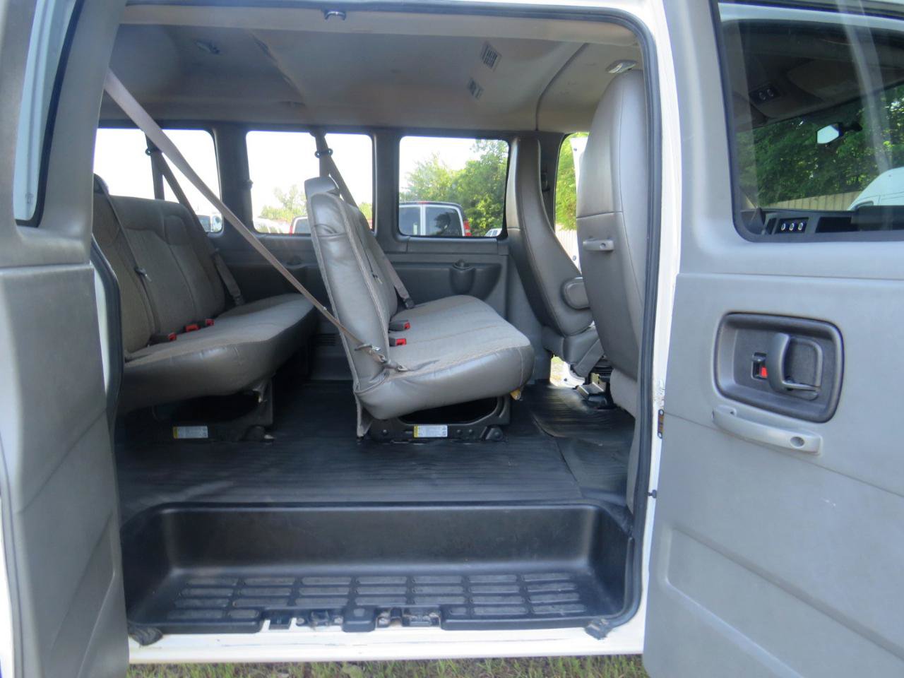 Used 2011 Chevrolet Express 3500 LS RWD image 20