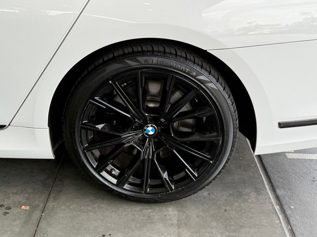 Used 2022 BMW 740i w/ M Sport Package image 17