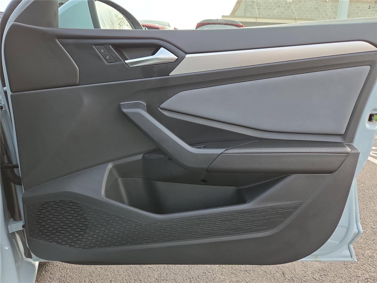 Used 2025 Volkswagen Jetta SE w/ Sunroof Package image 26