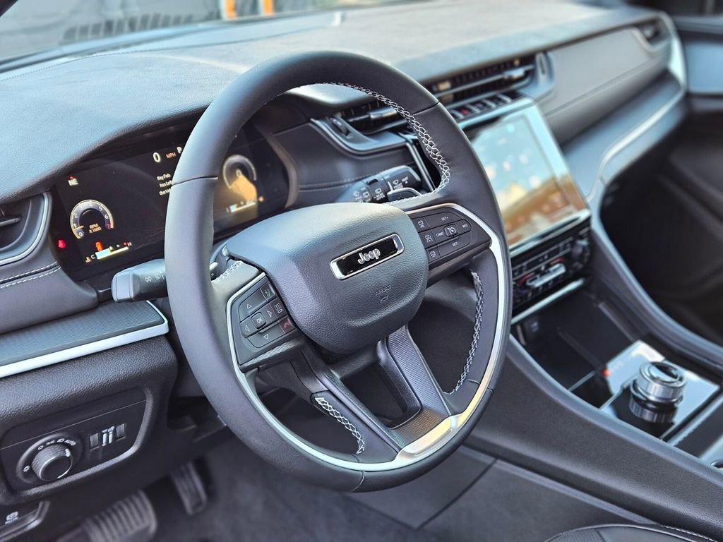New 2025 Jeep Grand Cherokee Altitude image 19