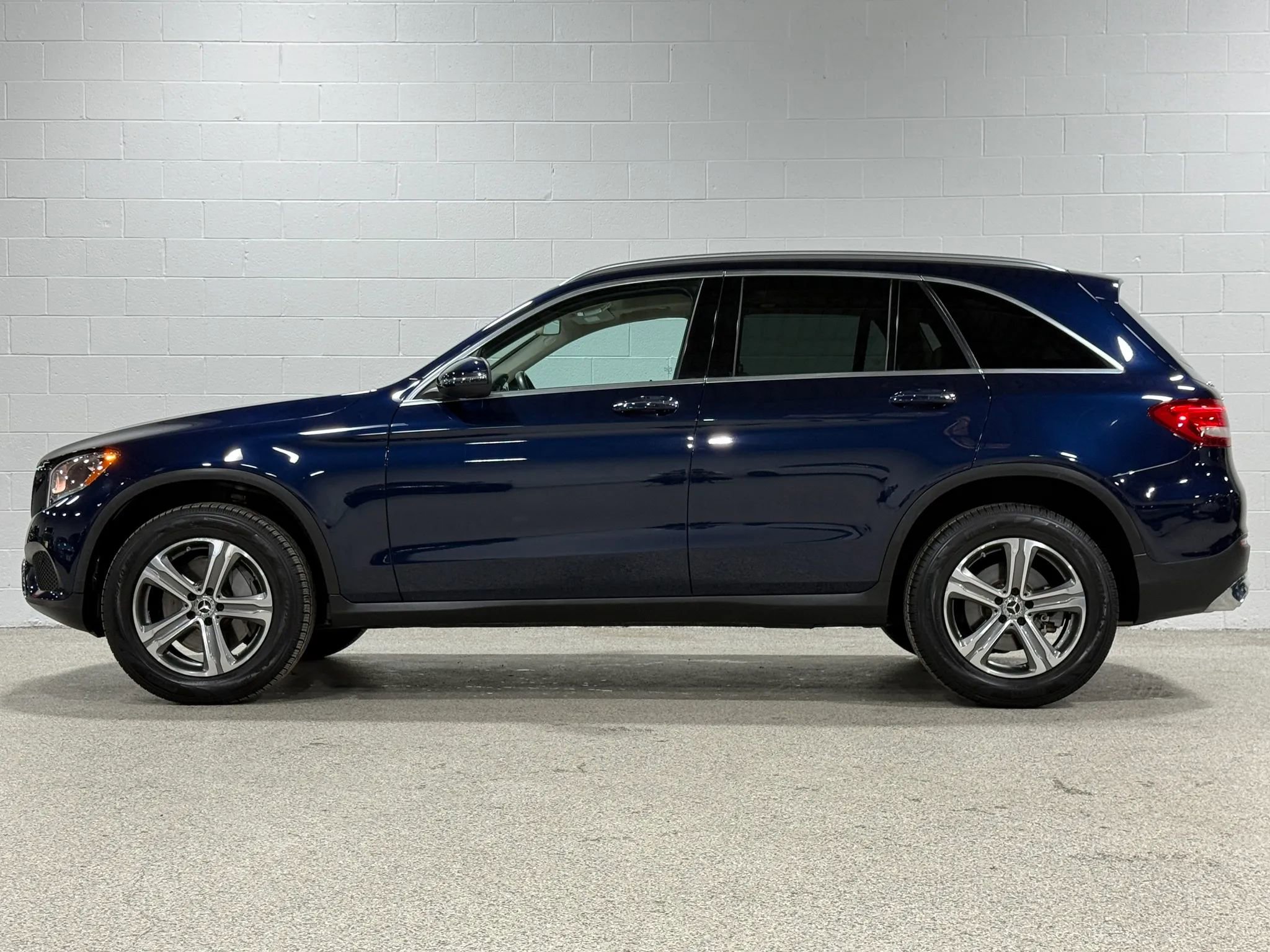 Used 2019 Mercedes-Benz GLC 300 4MATIC w/ Premium Package image 9