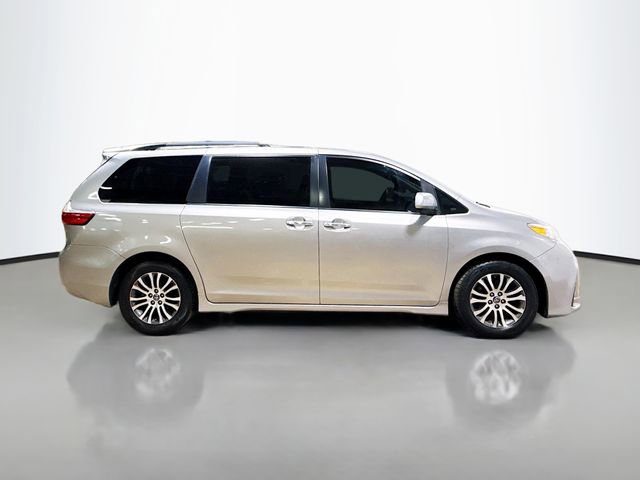 Used 2018 Toyota Sienna XLE image 6