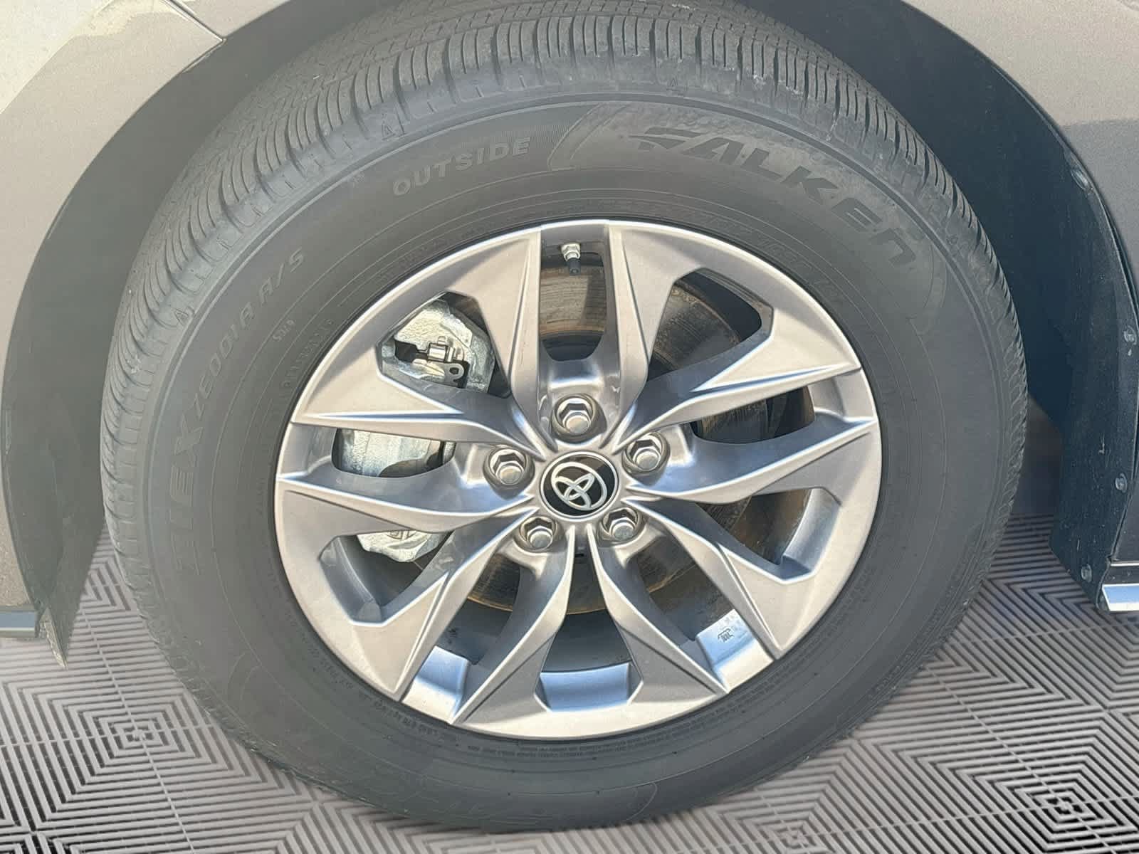 Used 2025 Toyota Sienna XLE AWD/4WD image 31