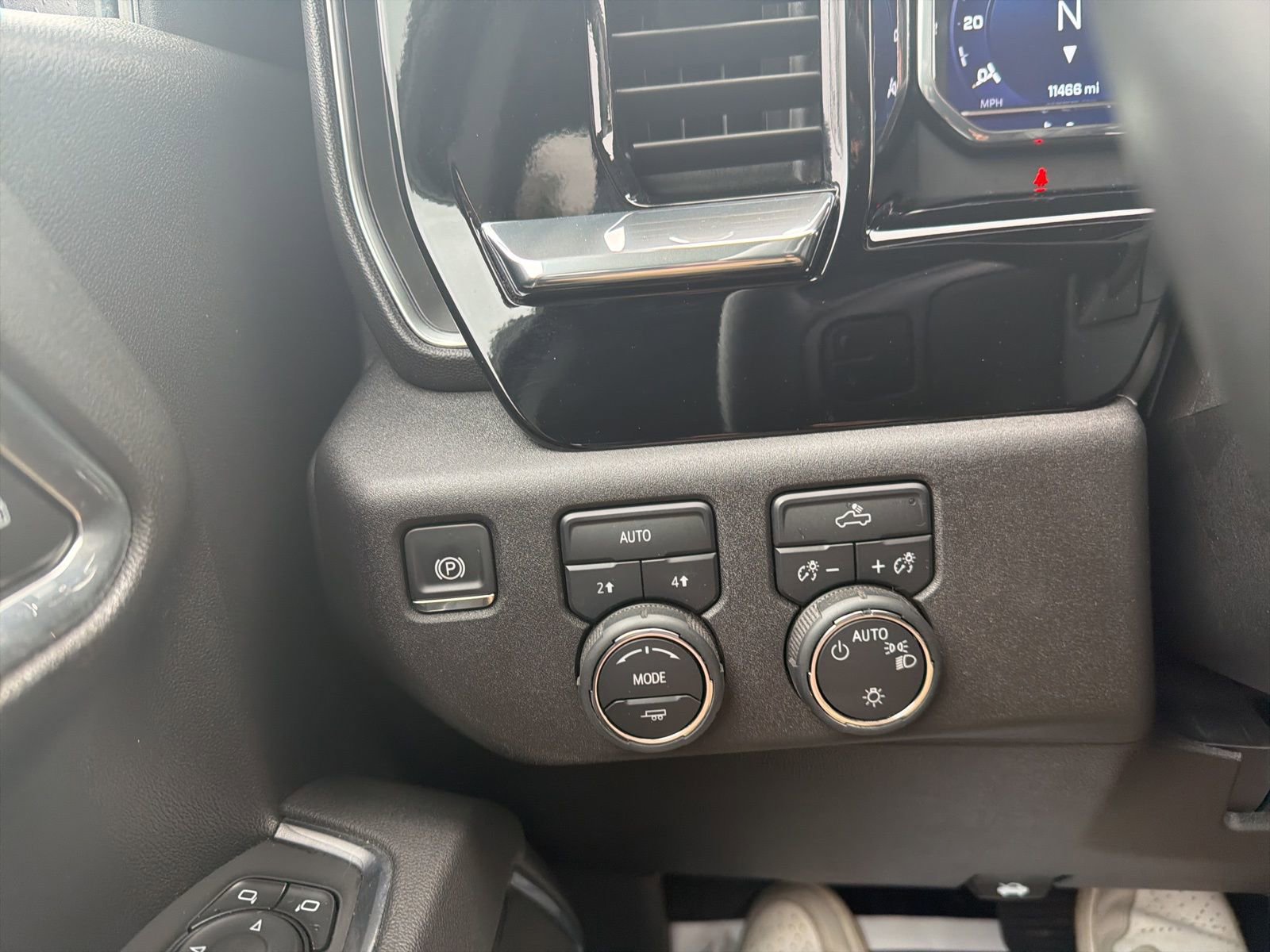 Used 2025 Chevrolet Silverado 1500 LT image 17