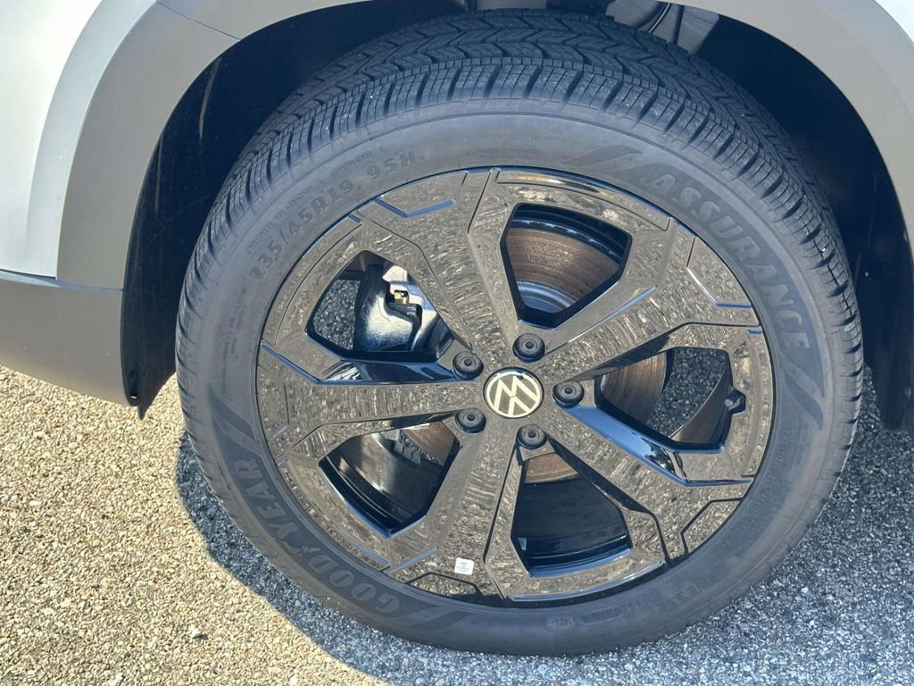 New 2025 Volkswagen Taos SE image 7