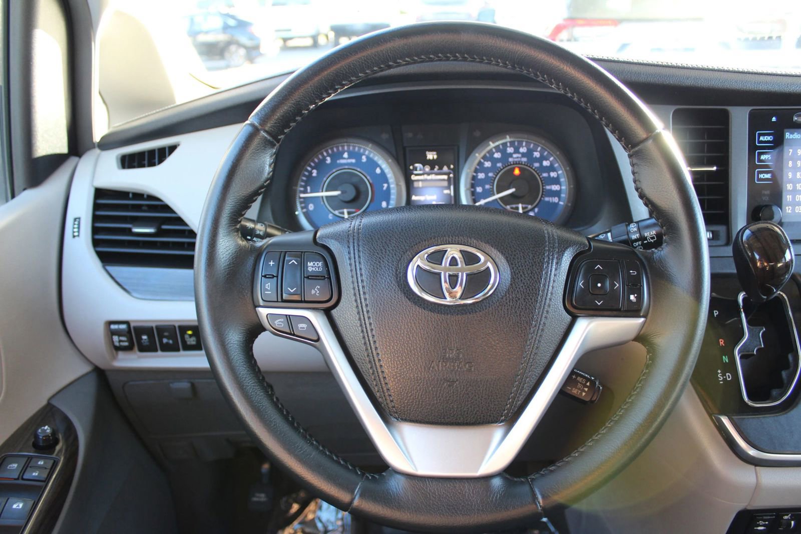 Used 2015 Toyota Sienna XLE w/ XLE Navigation Package FWD image 17