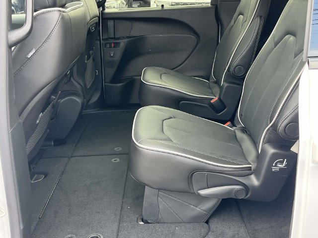 New 2027 Chrysler Pacifica Limited AWD/4WD image 13
