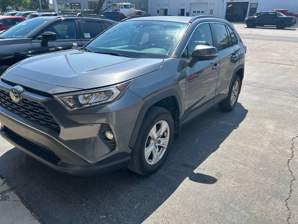 Used 2020 Toyota RAV4 XLE w/ Convenience Package FWD image 3