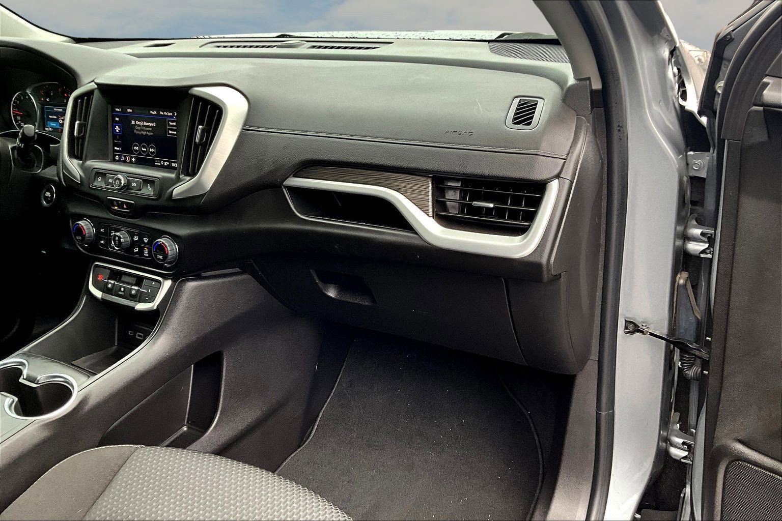 Used 2024 GMC Terrain SLE w/ Driver Convenience Package image 18
