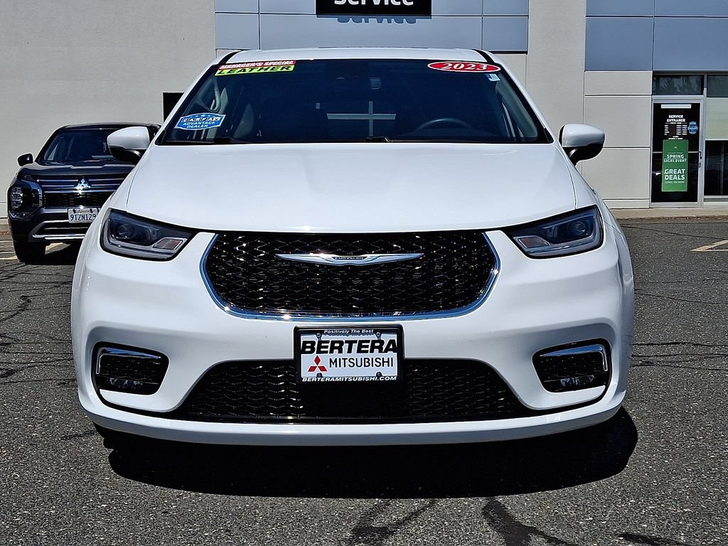 Used 2023 Chrysler Pacifica Touring-L FWD image 2