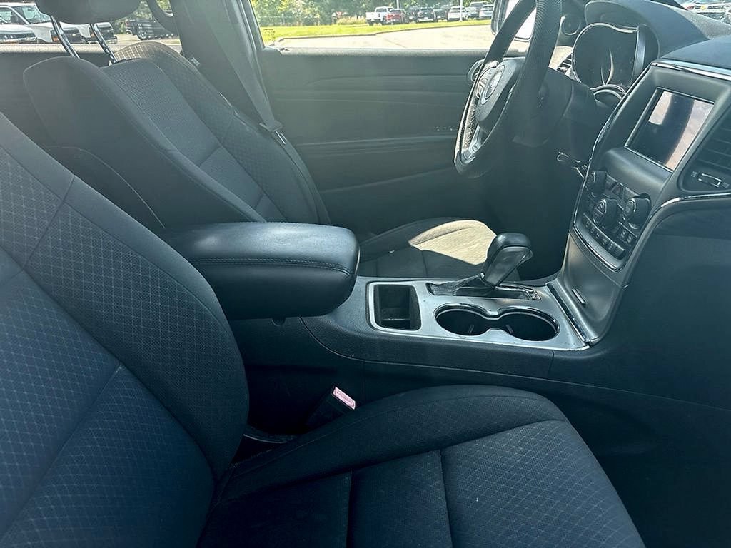 Used 2019 Jeep Grand Cherokee Laredo AWD/4WD image 11
