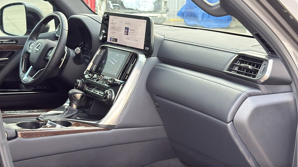 Used 2024 Lexus LX 600 4WD w/ Ultra Luxury Package image 33