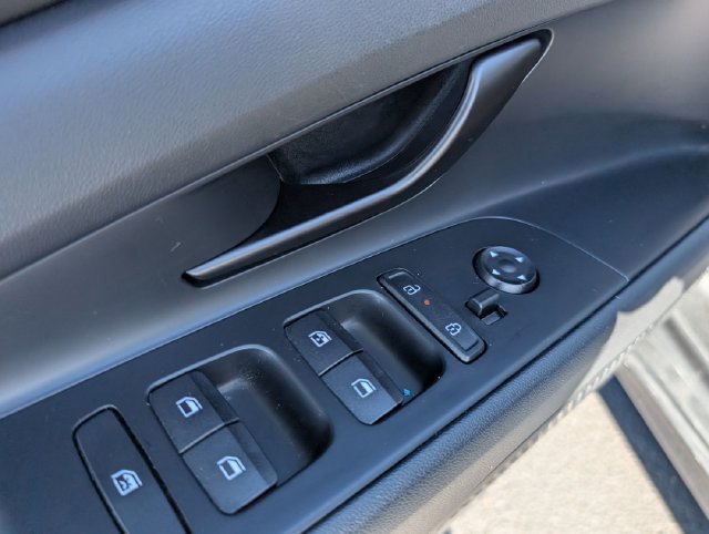 Certified 2025 Hyundai Elantra SEL FWD image 15