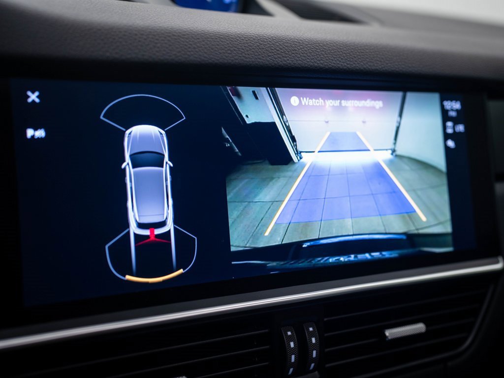 Used 2023 Porsche Cayenne Platinum Edition image 28