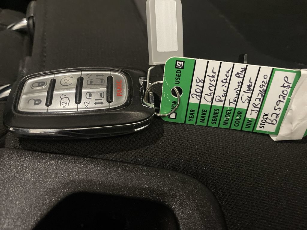 Used 2018 Chrysler Pacifica Touring Plus w/ S Appearance Package FWD image 28