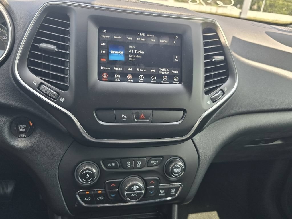 Used 2019 Jeep Cherokee Latitude Plus w/ Comfort/Convenience Group FWD image 25
