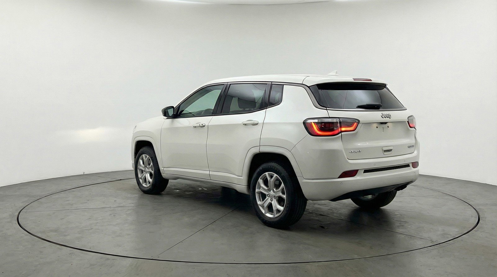 Used 2025 Jeep Compass Latitude image 6